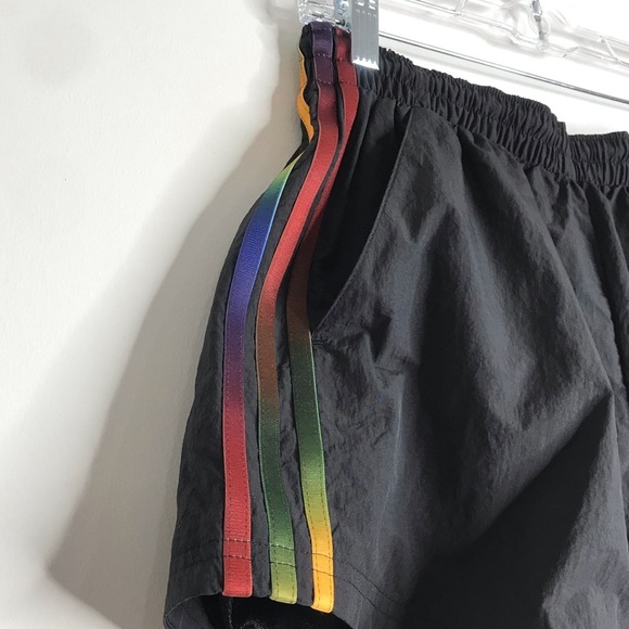 NWT Adidas Women’s Adicolor 3D Trefoil Short Size Medium - Picture 5 of 11